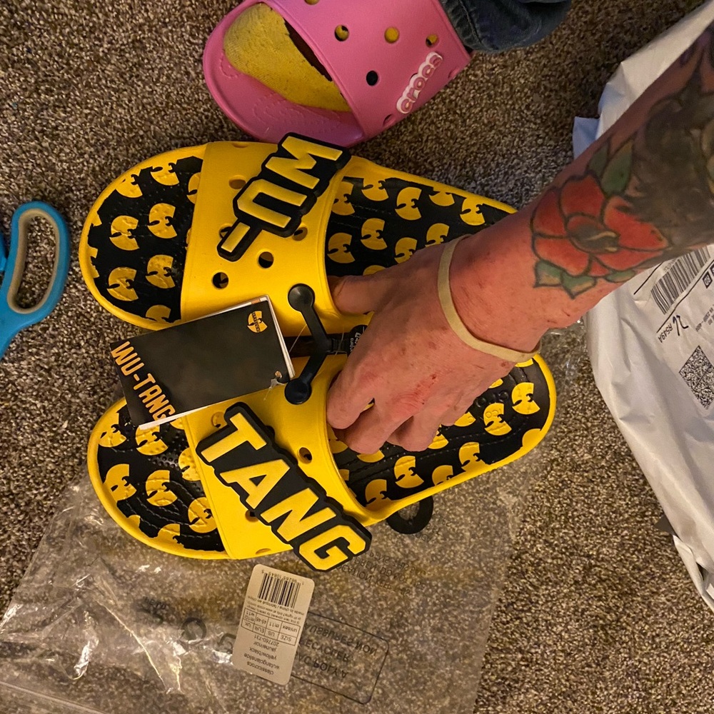 Crocs NWT WU-Tang mens size 11 USA sold out just got out da mailbox Blac&yellow - Picture 11 of 17